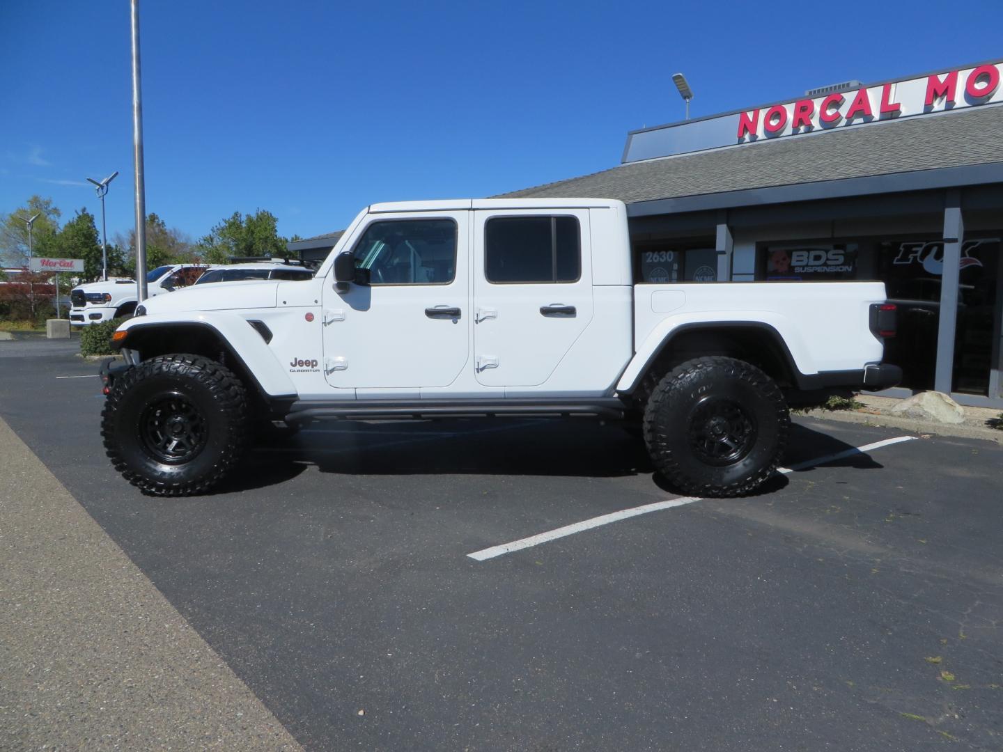 2021 White /Black Jeep Gladiator Mojave (1C6JJTEG5ML) with an 3.6L V6 DOHC 24V engine, automatic transmission, located at 2630 Grass Valley Highway, Auburn, CA, 95603, (530) 508-5100, 38.937893, -121.095482 - Mojave Edition Gladiator with 17" KMC wheels, 37" Cooper STT Pro tires, front bumper, Badlands winch, removable front license plate, and rock sliders. - Photo#7